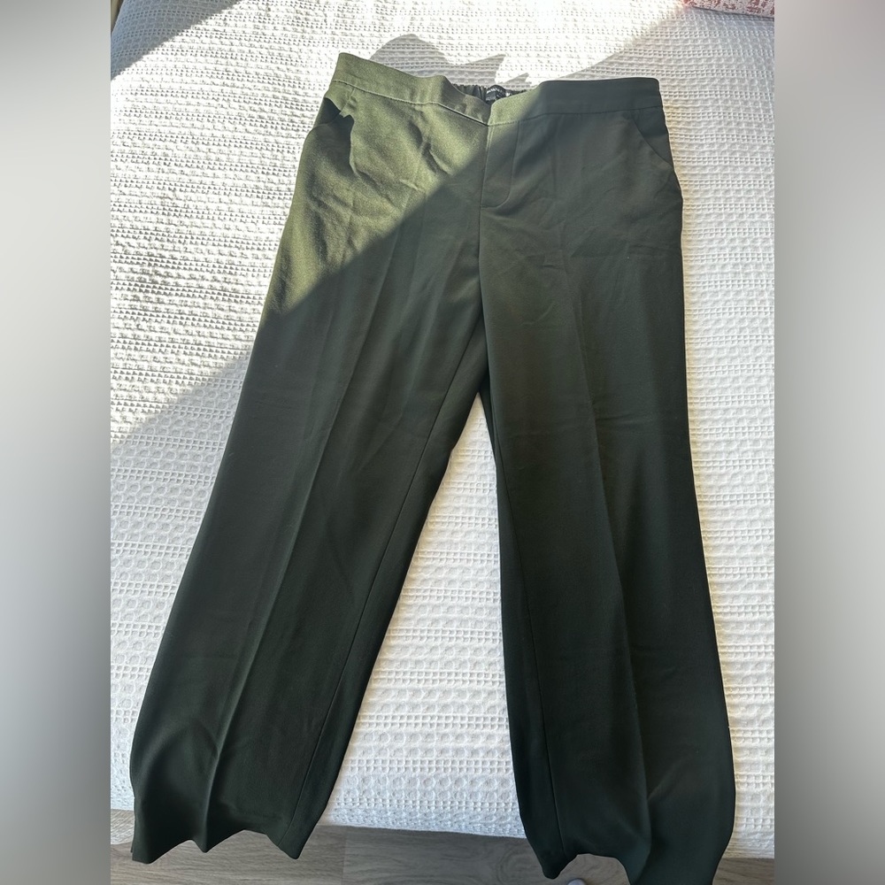 Banana Republic Hayden Taper Pant. Size 14. Never worn. Functioning pockets.